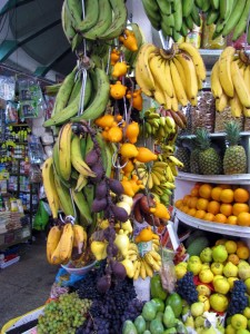 Dica: se quiserem ter essa experiência antropológica e interessante no Mercado Municipal, pegue um táxi até lá e depois saia de lá de táxi também. Não que tenhamos sido abordados ou que tenha sido uma experiência extremamente perigosa, mas andar por aquela região a pé não é para os de coração fraco >.< Dica: se quiserem ter essa experiência antropológica e interessante no Mercado Municipal, pegue um táxi até lá e depois saia de lá de táxi também. Não que tenhamos sido abordados ou que tenha sido uma experiência extremamente perigosa, mas andar por aquela região a pé não é para os de coração fraco >.< mercados de lima surquillo mercados de lima surquillo