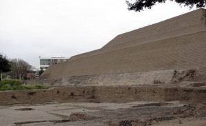sitios arqueológicos de lima: Huaca Huallamarca - lateral