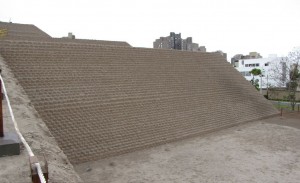 sitios arqueológicos de lima: Huaca Huallamarca - subindo a piramide