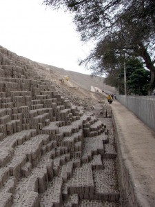 sitios arqueológicos de lima: Huaca Pucllana - trabalho de reconstrução