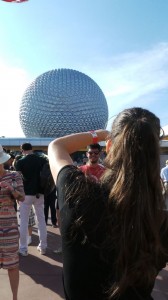 Entrada do Epcot na Disney - brincando de tirar foto Entrada do Epcot na Disney - brincando de tirar foto