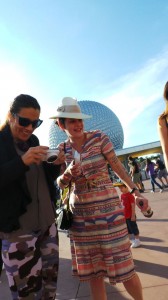 Entrada do Epcot na Disney com Fernanda Young Entrada do Epcot na Disney com Fernanda Young