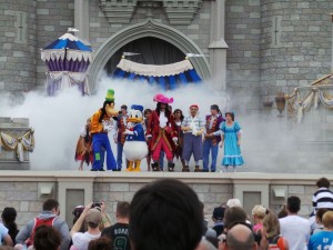 Peter Pan, Pateta, Donald e Capitão Gancho juntos? A Rainha Má está chegando! Peter Pan, Pateta, Donald e Capitão Gancho juntos? A Rainha Má está chegando!