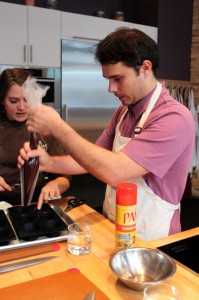 Mercados em Montreal - Fred tentando fazer bolinhos de chocolate Mercados em Montreal - Fred tentando fazer bolinhos de chocolate