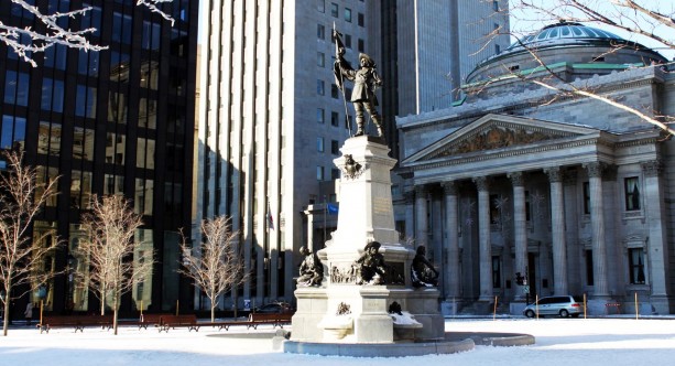 Roteiros de Montreal - estátua em frente à catedral de Notre Dame