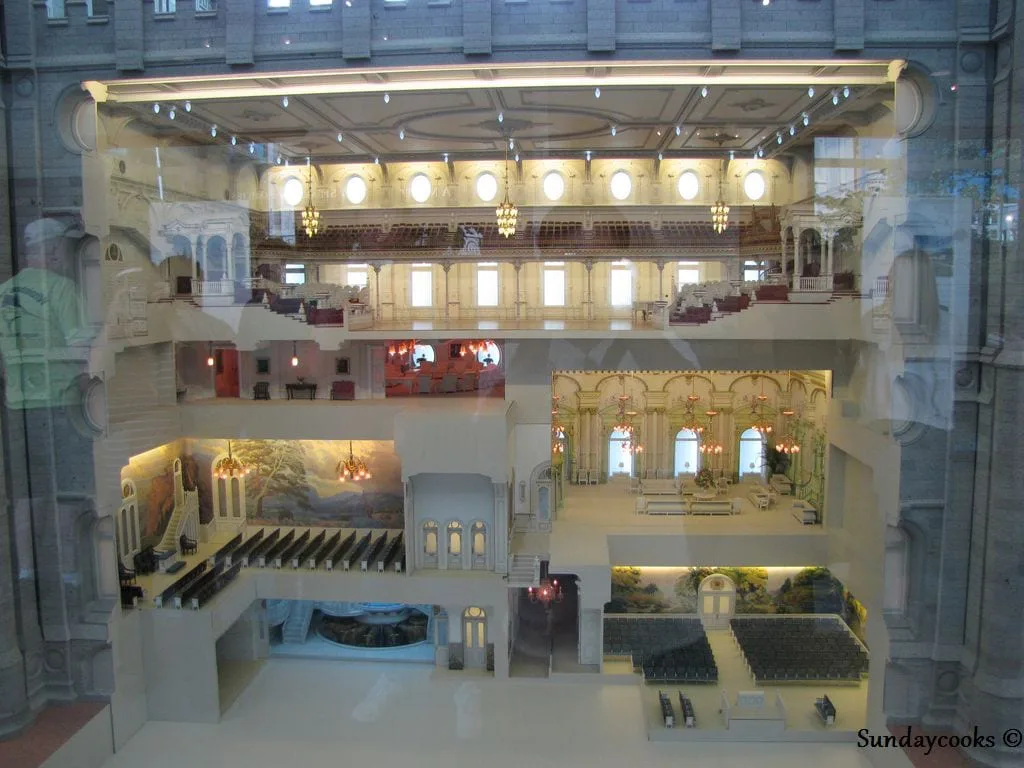 No South Visitor's Center é possível ver uma maquete do interior do Templo e, diferente das Catedrais católicas, o Templo possui vários andares.