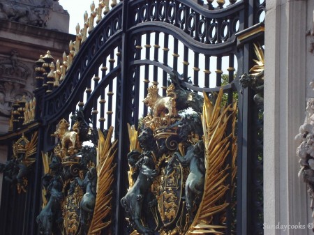 detalhe dos portões do Palácio de Buckingham