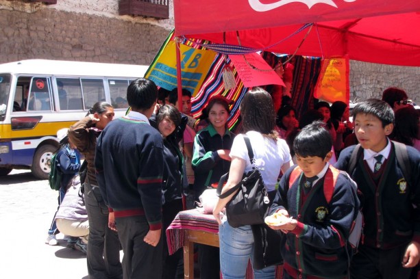 É possível ir para o Peru com crianças - Feira de rua da escola em Cusco