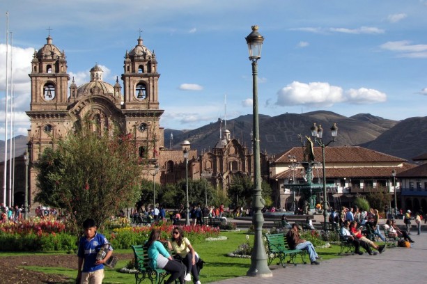 Cenas de Cusco - Sente-se num banquinho na Plaza de Armas
