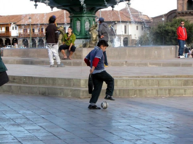É possível ir para o Peru com crianças - Futebol na Plaza de Armas de Cusco