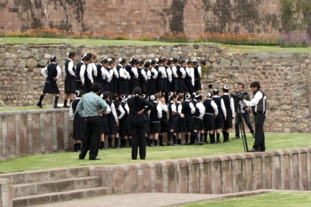 É possível ir para o Peru com crianças - Pose para fotos em Qoricancha em Cusco