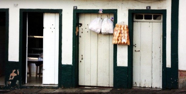Onde comer em Ouro Preto - pão na porta