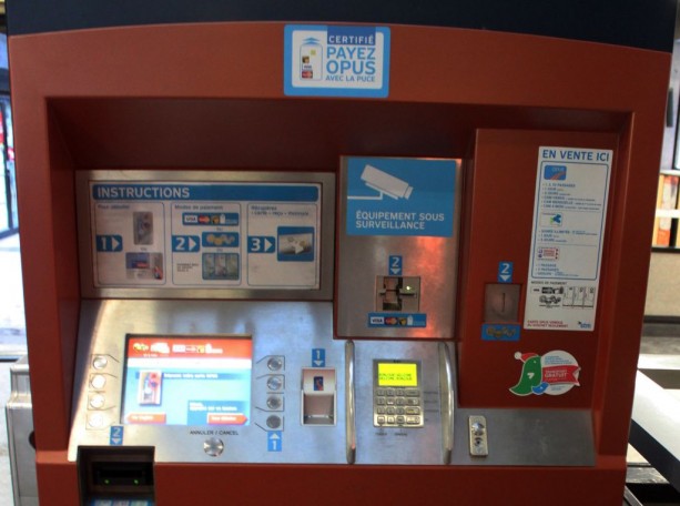 Transporte em Montreal - máquina de compra de passes de metrô e ônibus Transporte em Montreal - máquina de compra de passes de metrô e ônibus