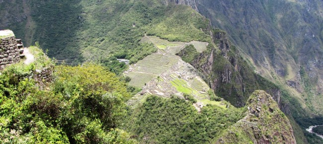 Machu Picchu - E ao longe a entrada pelo caminho Inca