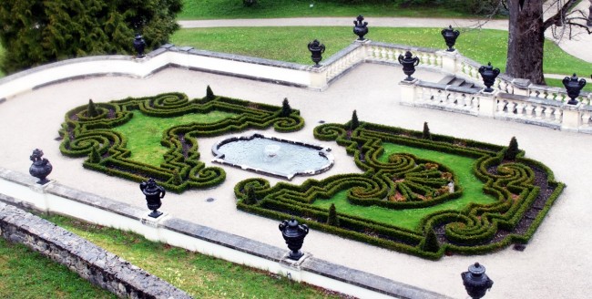 Castelos da Alemanha - Outra vista dos jardins do Linderhof