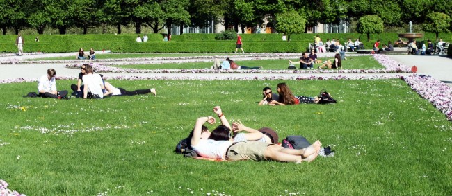 Centro histórico de Munique - Pessoas aproveitando o sol