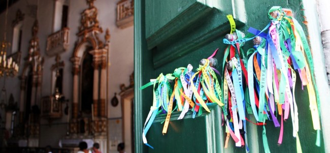 Fim de semana em Salvador - Igreja Nosso Senhor do Bonfim fitinhas na porta