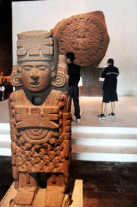 Museu Nacional de Antropologia - Pedra do Sol Asteca ao fundo