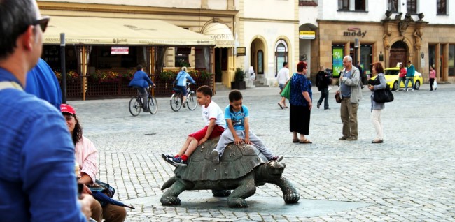 Olomouc - Fonte do Arion - crianças brincando
