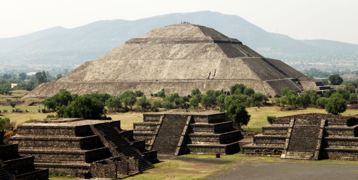 Teotihuacán - Templo do Sol visto de longe