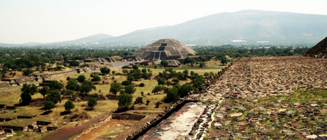 Teotihuacán - Templo da Lua vista do Templo do Sol