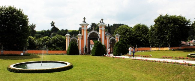 Nove Hrady - portões do palácio
