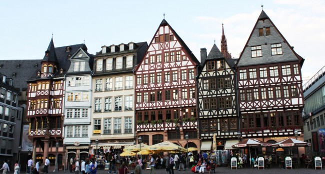 Centro Histórico de Frankfurt - Römerberg: praça de tarde com os prédios antigos