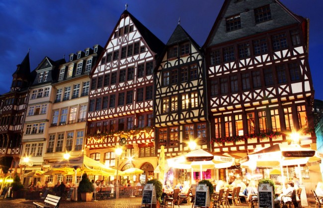 Centro Histórico de Frankfurt - Römerberg: praça de noite 1