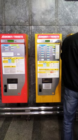 Como usar o metrô de Praga - Máquinas de compra de tickets