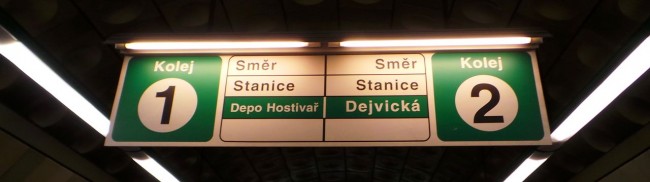 Como usar o metrô de Praga - Placas de direção do trem