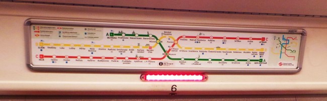 Como usar o metrô de Praga - Mapa do metrô no vagão