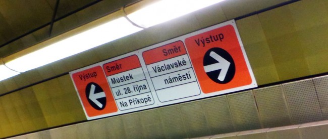Como usar o metrô de Praga - Placa de saída da estação