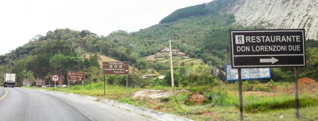 Montanhas Capixabas - Placas na entrada para Pedra Azul e Rota do Lagarto