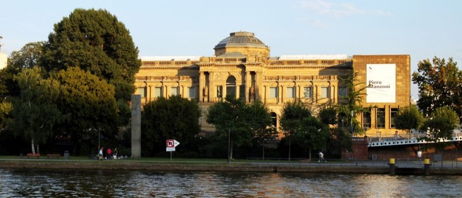 Museus de Frankfurt - Stadel Museum visto do Rio Main
