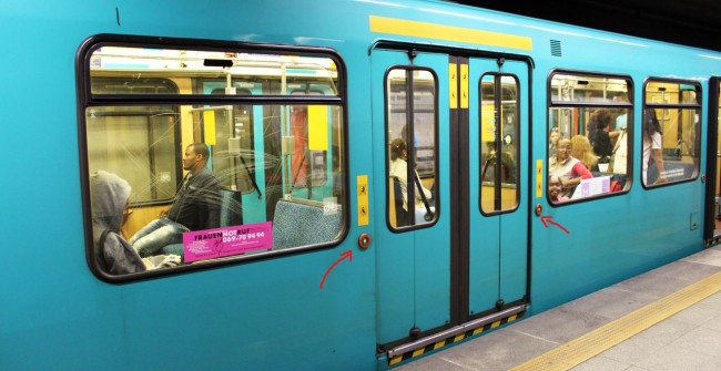Metrô de Frankfurt - Detalhe do botão que abre as portas