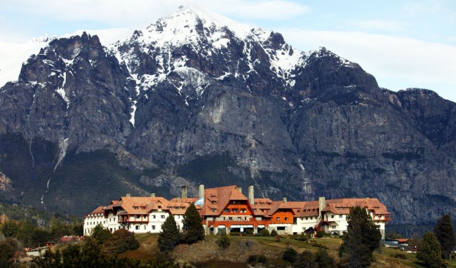 Ode ficar em Bariloche: os melhores hotéis - LLao LLao Hotel visto de longe