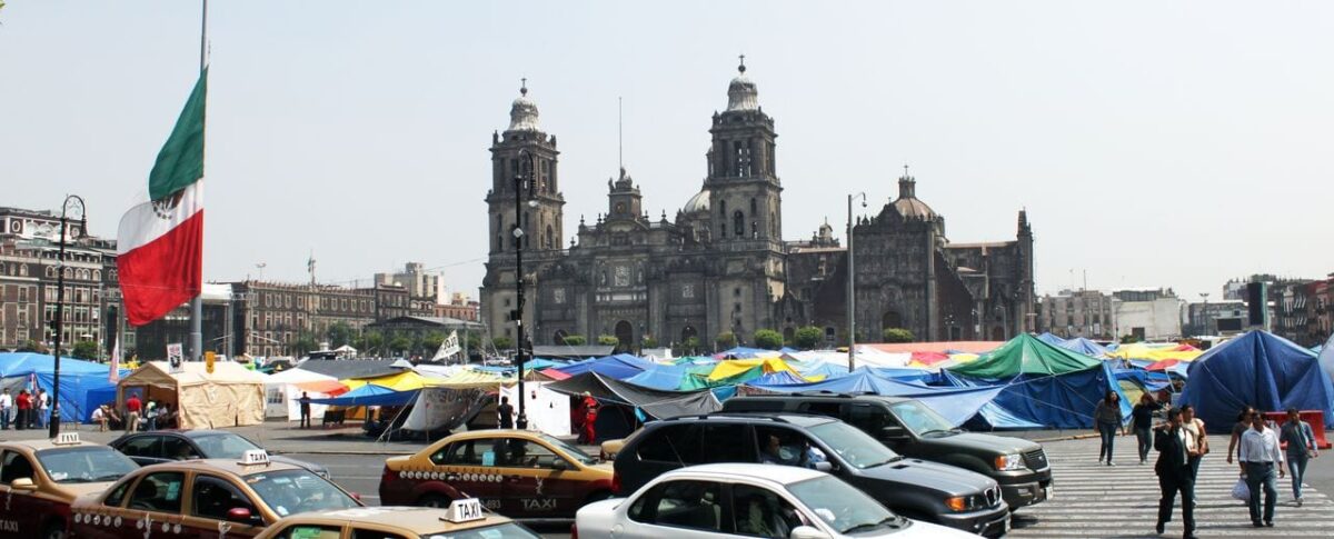 É seguro viajar pelo México - Professores acampados na frente do palácio / occupy Cidade do México