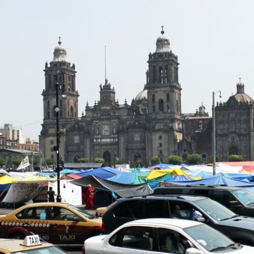 É seguro viajar pelo México - Professores acampados na frente do palácio / occupy Cidade do México