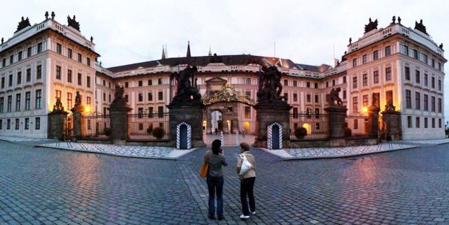 Castelo de Praga - Interior ao escurecer 2