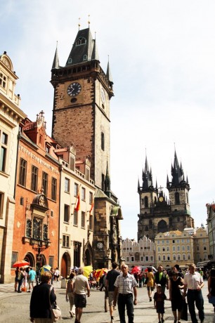 Relógio Astronômico de Praga - Rua ao lado da Old Town Hall de dia vista mais de perto