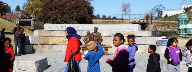 Roteiro de 1 dia em Richmond - Crianças e uma estátua do Lincoln ao fundo