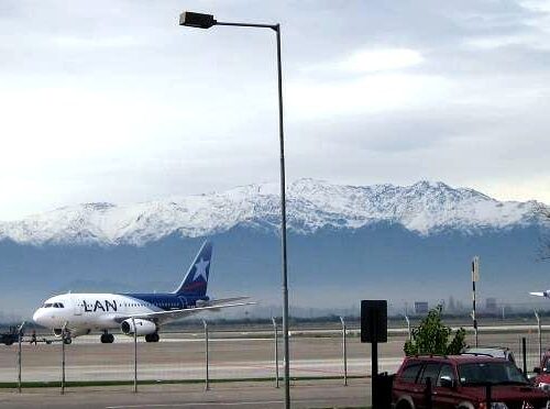 Dicas para viajar nos feriados - avião LAN em Santiago