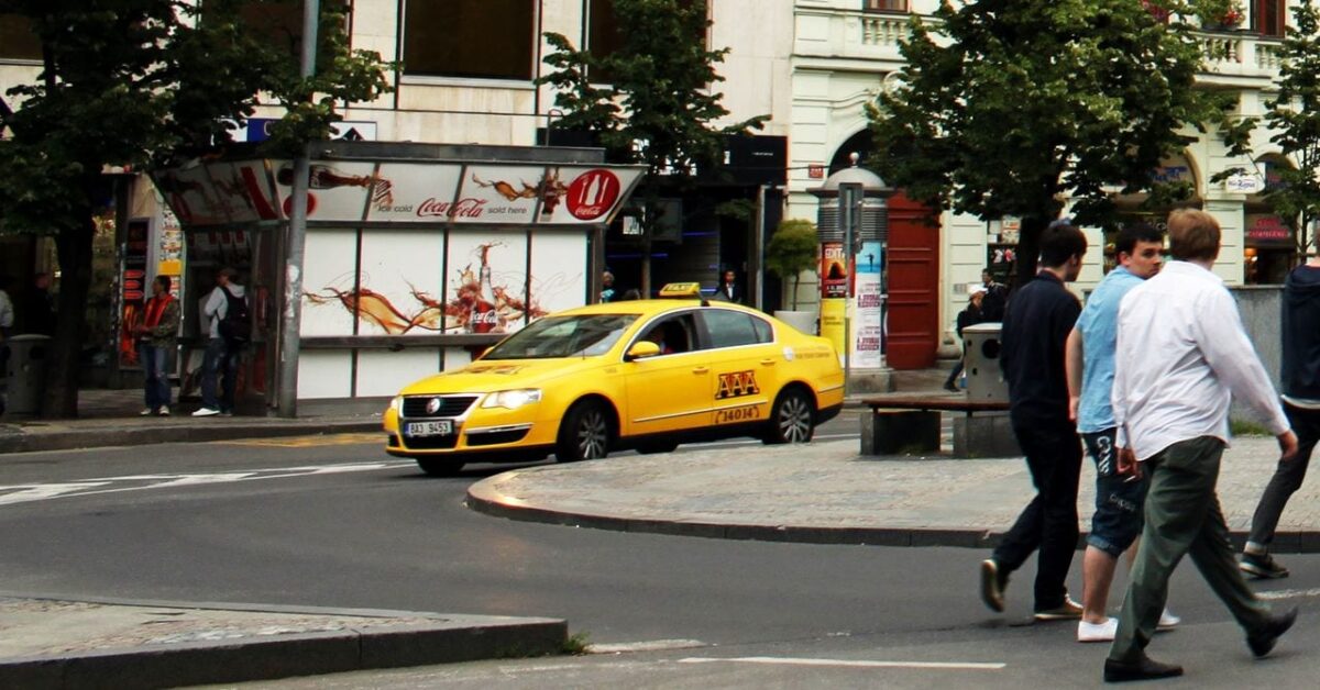 Pegando Taxi em Praga - AAA Taxi 2