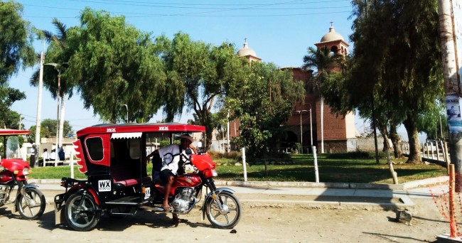 Vale a pena alugar carro no Peru - Moto Taxi