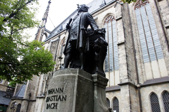 Roteiro de Leipzig - Estátua do Bach em frente à igreja de Saint Thomas