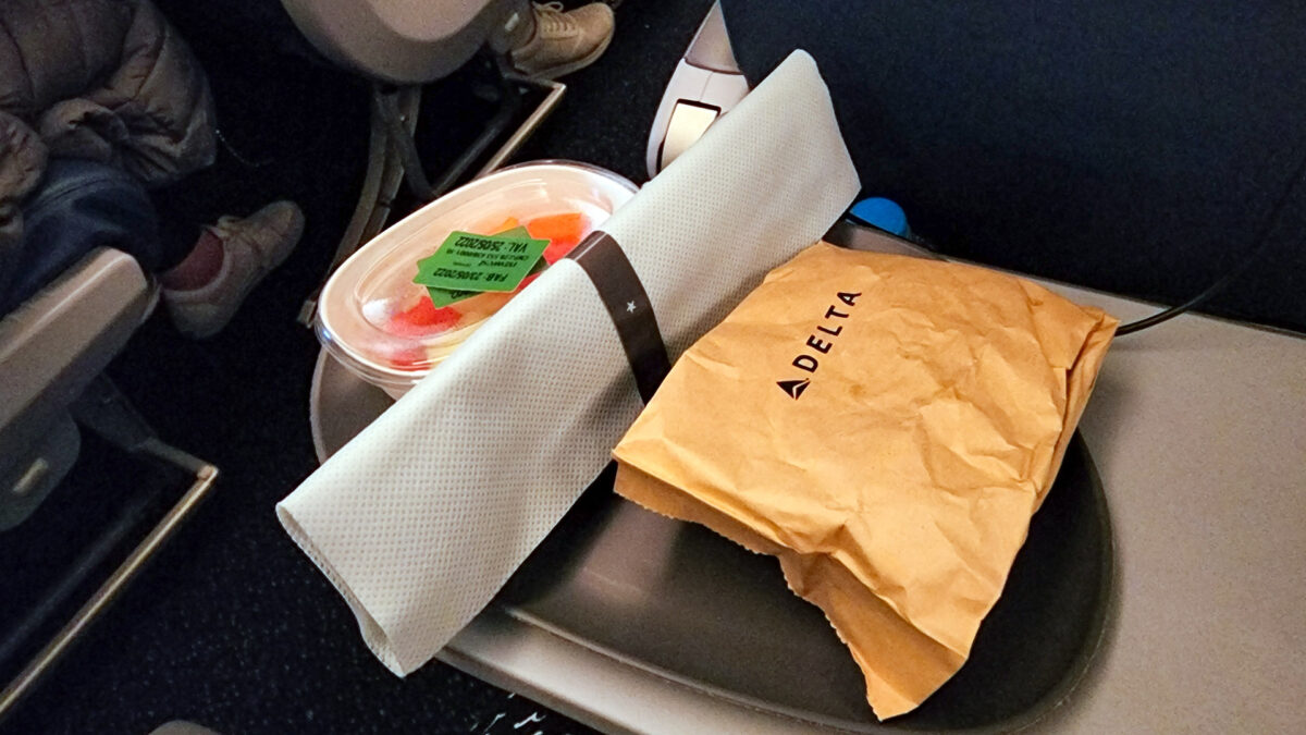 Como é voar com a Delta Air Lines para os Estados Unidos? Como são as refeições a bordo?