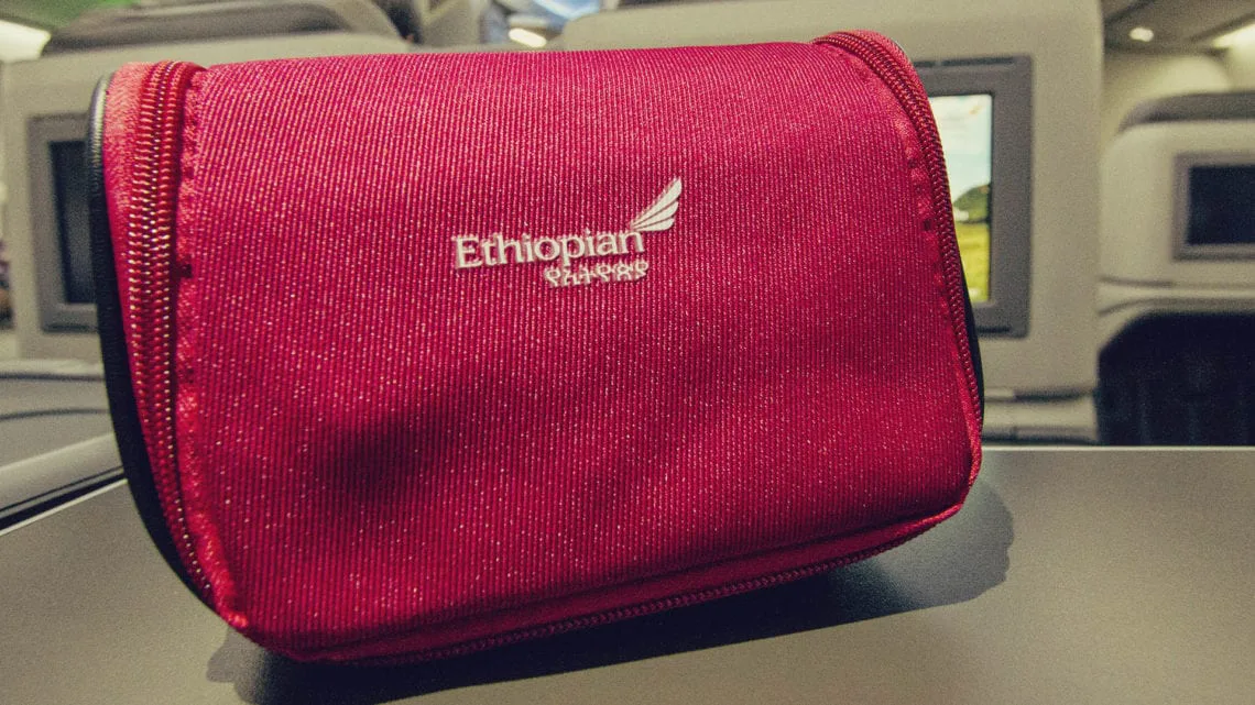 Bolsa com kit de higiene básica da Ethiopian Airlines