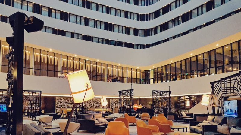 Como é se hospedar no Hilton Amsterdam Aeroporto Schiphol - lounge térreo