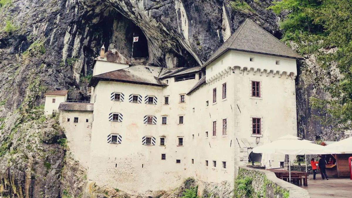Como visitar a Castelo Predjama, na Eslovênia