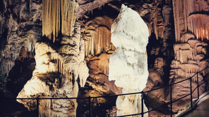 Como é o passeio pela Caverna de Postojna na Eslovênia